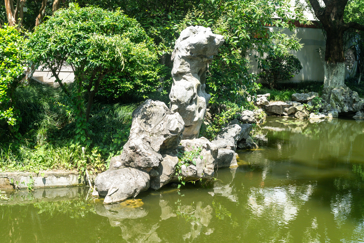 详细分析当代西安兴庆宫是如何进行园林筑山、叠石、理水并举例 不得低于10000字