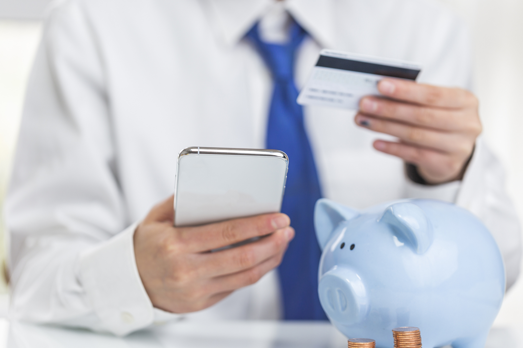 对下文的每一段分别进行总结凝练：随着互联网支付的兴起微信支付和支付宝支付两者的强势表现银行为了维护自身的稳定与发展这些年来不断在提高自己的服务意识因此现阶段银行发布了最新通知明确表示未来有三类银行账户即将面临着被注销的命运。即便是原本的银行卡里面有钱同样也免不掉注销的命运。在日常生活当中人们为了方便经常会办理不同的银行卡所以随着时间的推移手里的银行卡数量会越来越多。但在通常情况下人们常用的银行卡也