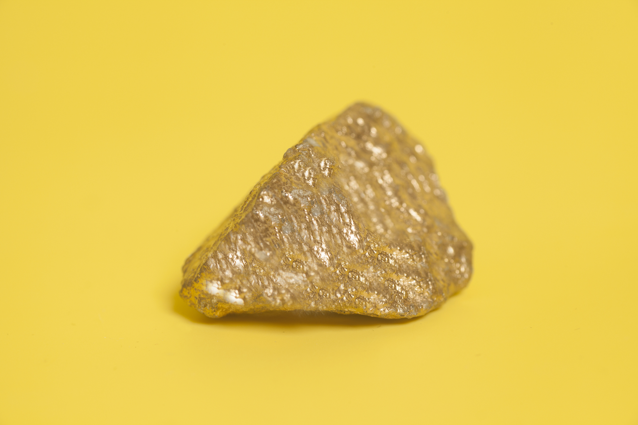 金的来源：开采、冶炼、回收及交易市场