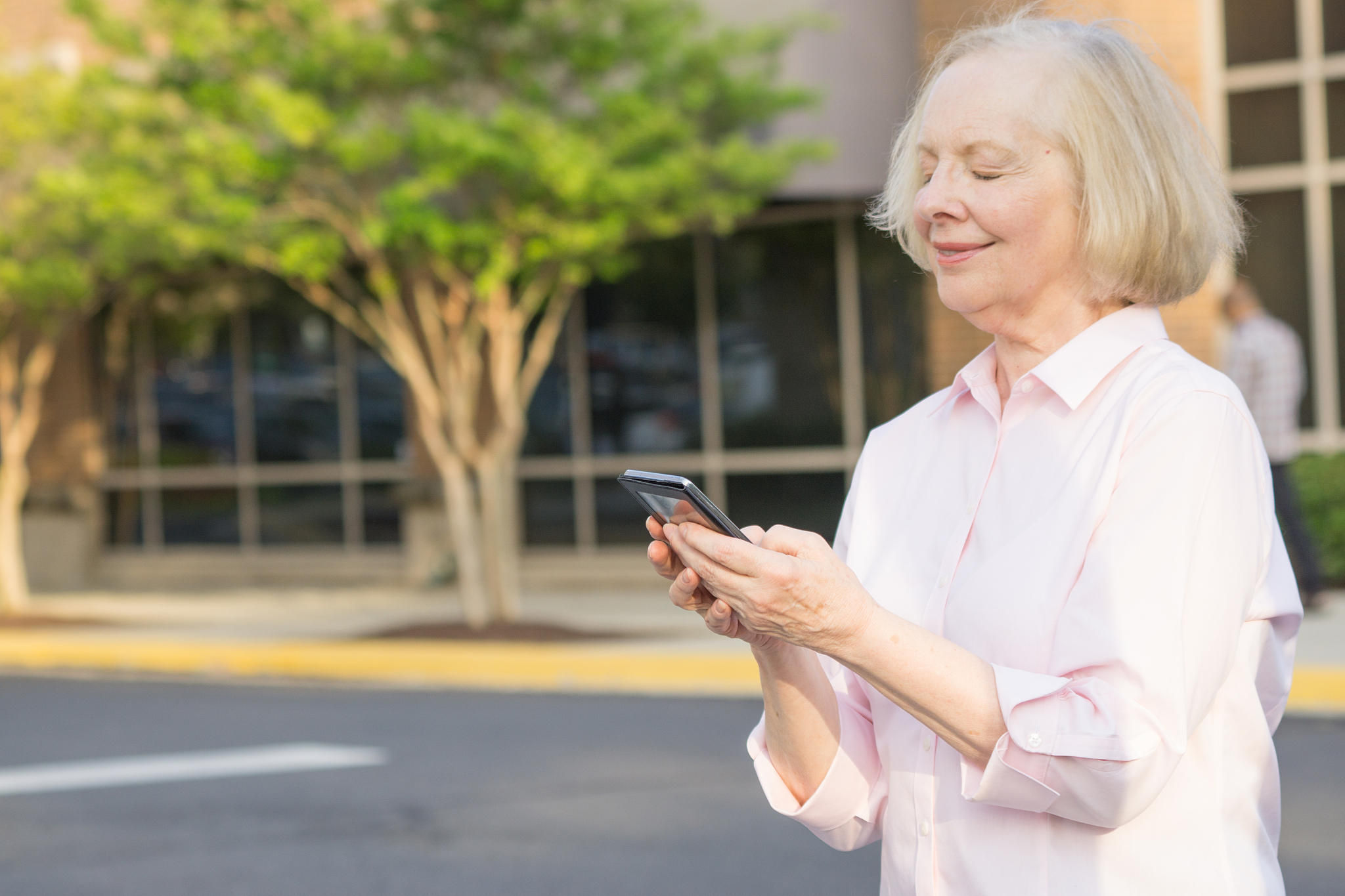 教老人使用智能手机的感悟：耐心、简单、鼓励与尊重
