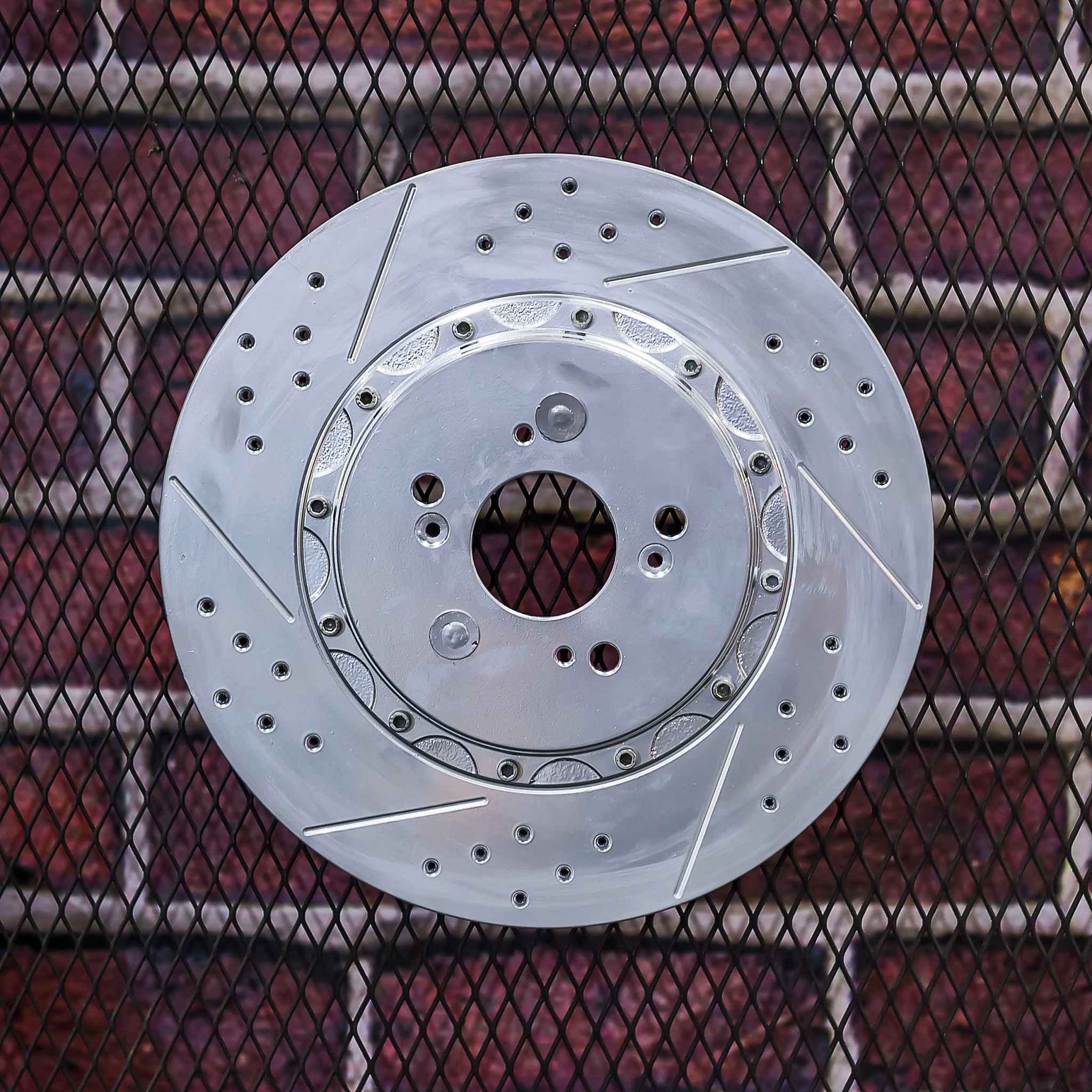 方向盘关键尺寸主要包括方向盘直径、轮缘断面直径、喇叭按压距离、按键边缘距离等这些与造型风格、气囊人机工程学和按键布置密切相关。方向盘直径与人机工程仪表盘可见视野乘坐空间等相关统计车型的尺寸分布集中在370-380mm把这段话改写