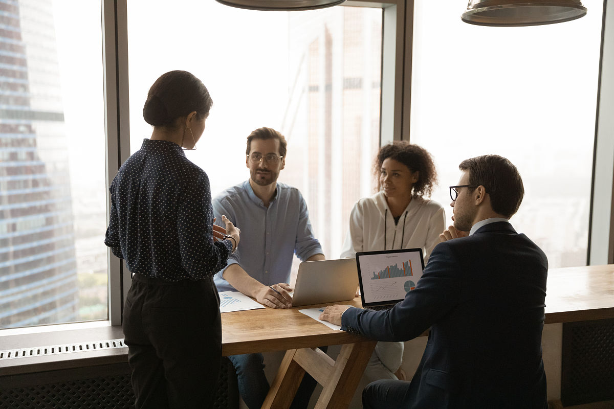 改写下面这段话在描述中增加感情色彩：面对一些对于某一点特别纠结、关注的业主和一些特殊情况根据验房员反馈的信息项目会安排专人去对接业主与业主沟通了解业主想法和诉求对应做出解释和承诺解决业主的问题。