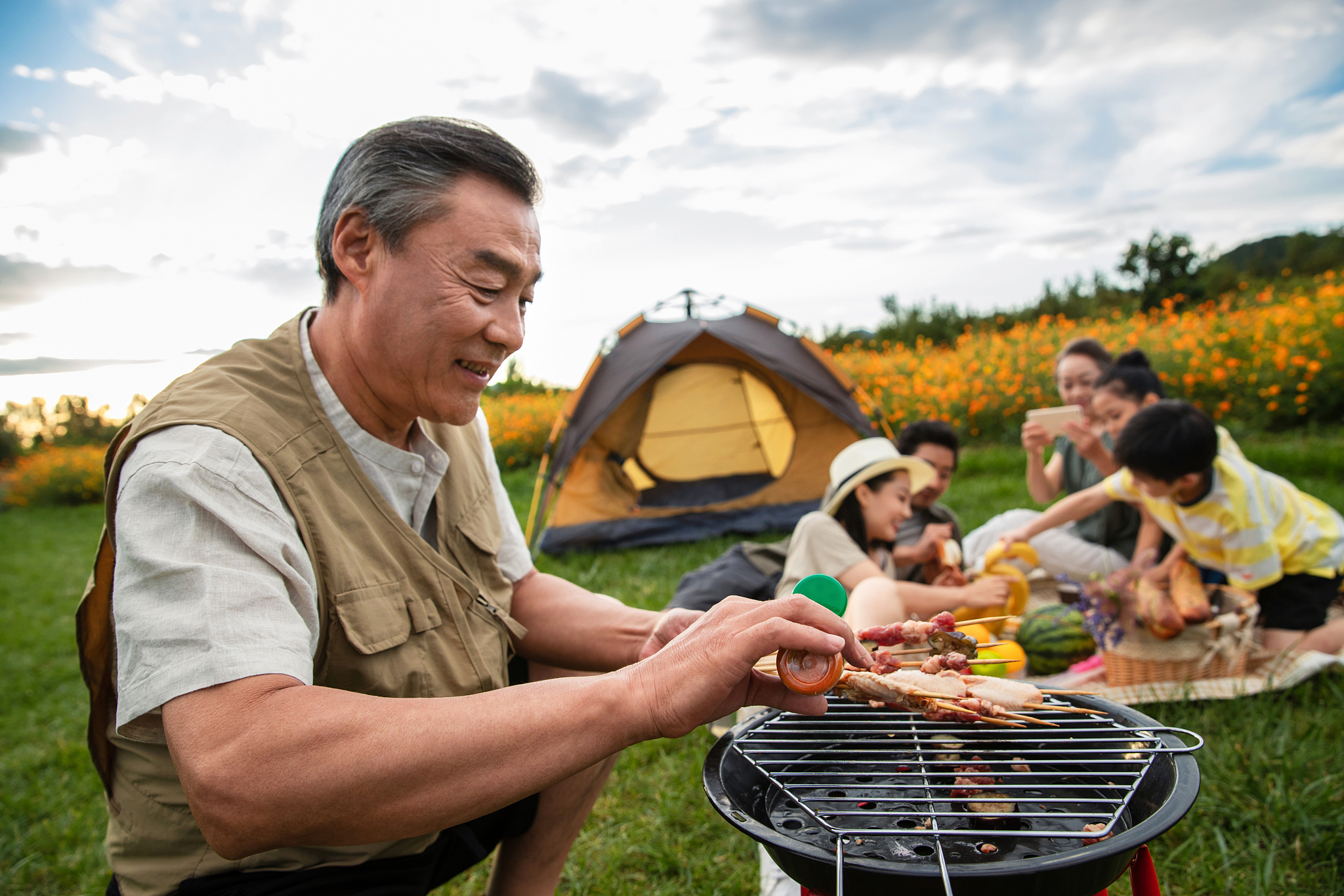 写6条150字关于露营烧烤品牌：锅圈食汇的抖音团购文案