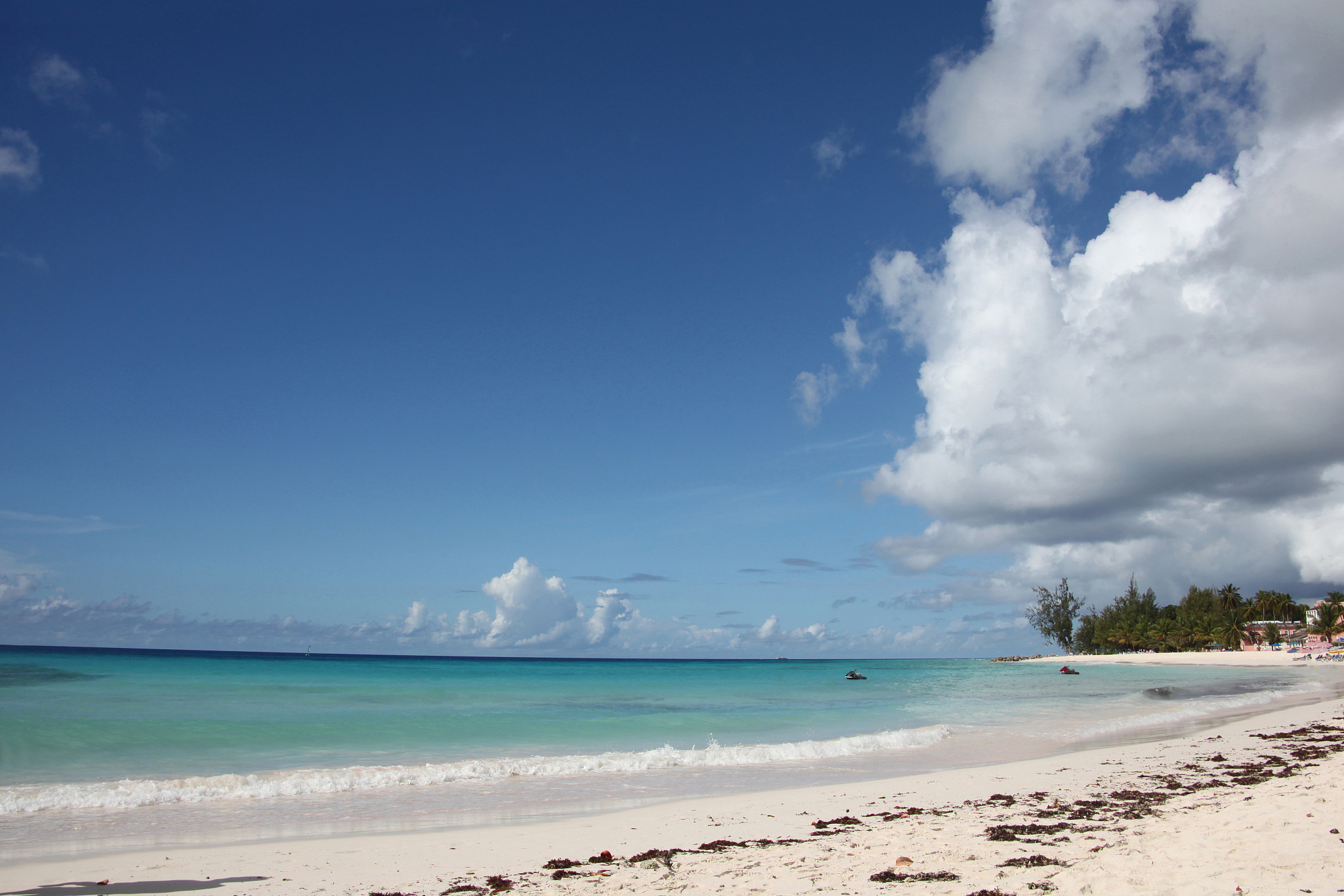 巴巴多斯：加勒比海的宝石，白色沙滩和蓝色海水的天堂