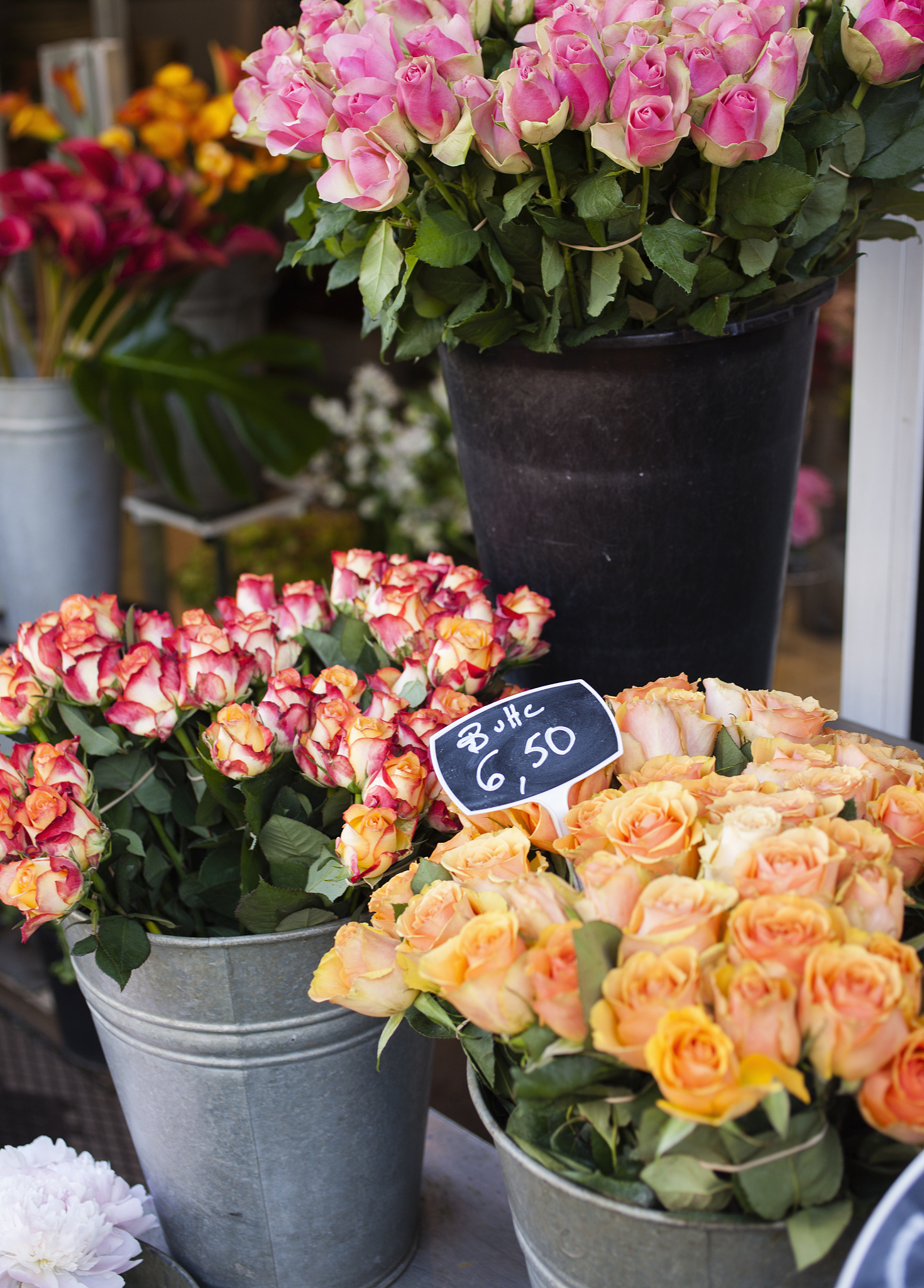 一个花店品牌叫花路季请你帮我想二十个包含花路或者花路的季节等相关的创意文案要每个文案至少100字要求表达热爱生活有仪式感象征着繁花相送前程似锦