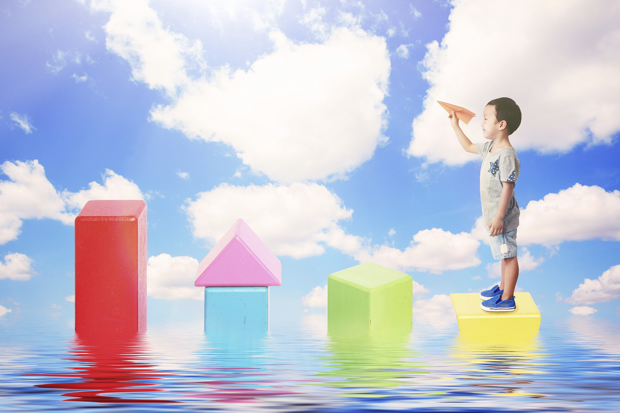 积木搭建成童年的城堡稚嫩的手无尽想象一块块方块一片片拼图幸福的时光在流淌。积木搭建成成长的桥梁要怎么续写才有诗意