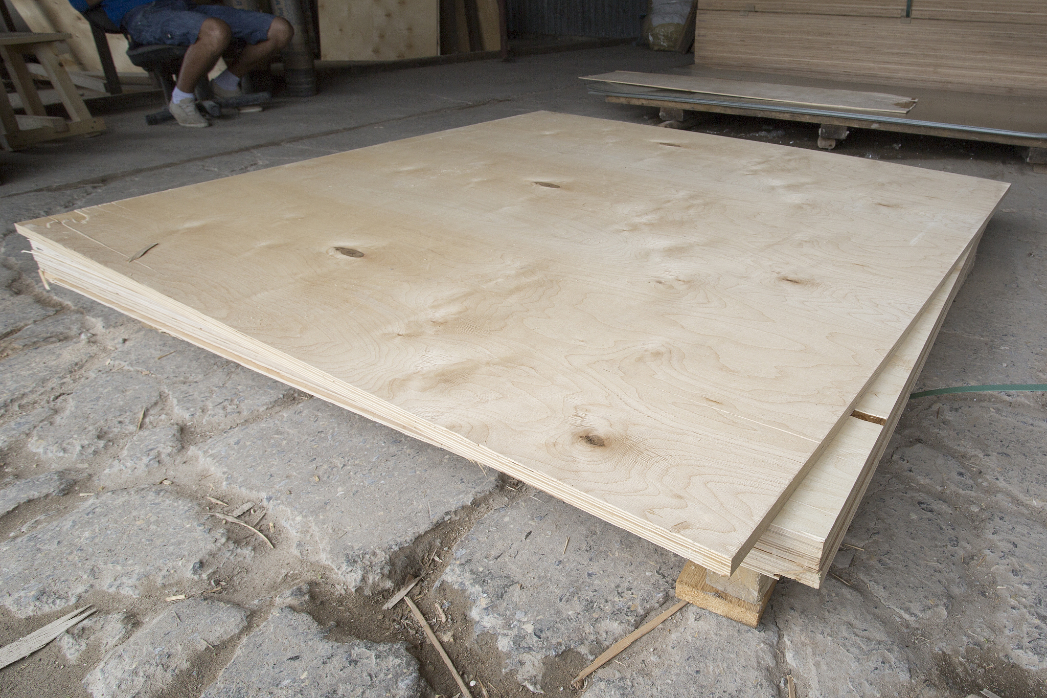 层合板由等厚度的纤维增强单层板组成其中 40的单层板位于 x 方向30位于x 方向+45°剩余 30位于x 方向-45°。要达到给定的百分比最少的层数是多少需要多少层才能避免弯曲和扭转之间的耦合可以实现整体正交各向异性吗需要多少层 讨论每种情况的可能性说明单层板的铺设顺序。