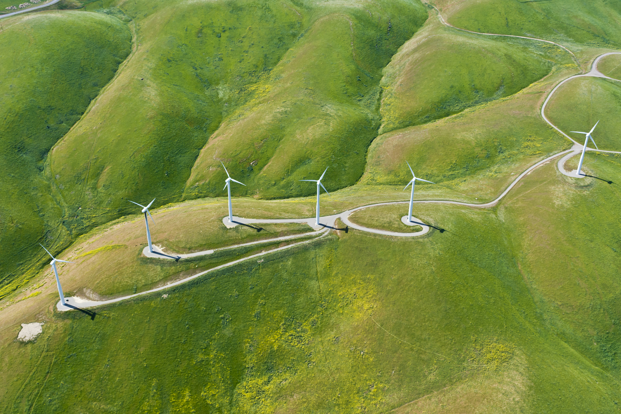 超高装配式风电混凝土塔筒绿色智能建造的社会效益：就业、经济、生活质量和可持续发展