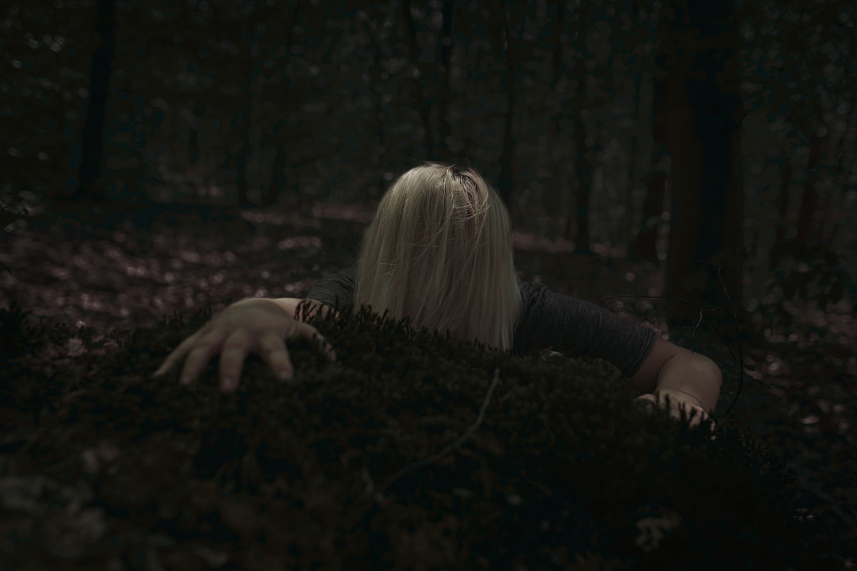 嫉妒的代价：美少女的悲剧故事