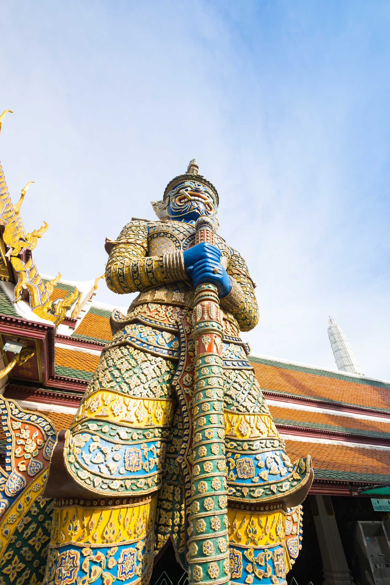 giant statue at temple of the emerald buddha