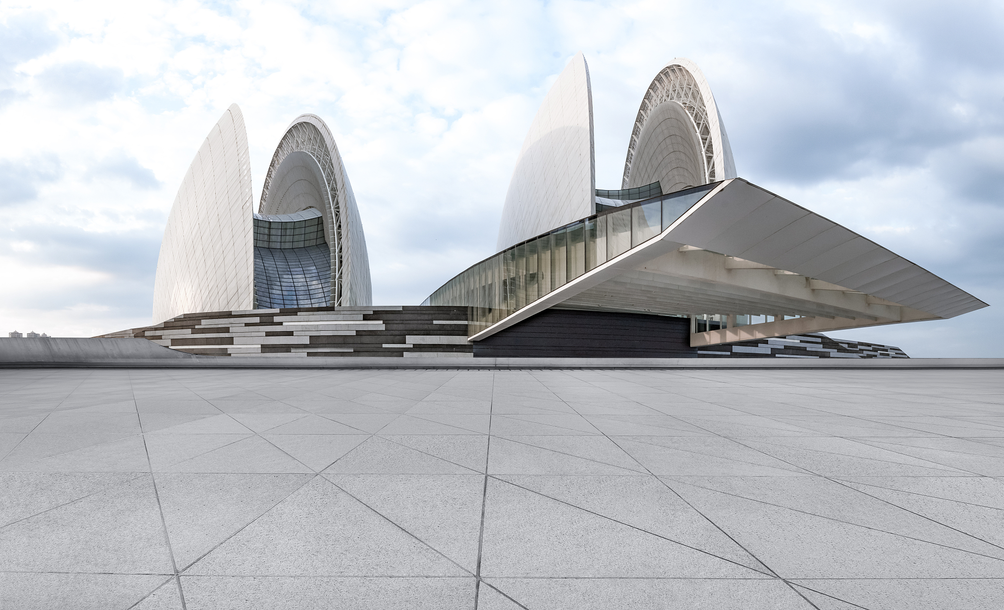 现实中光环境营造的建筑案例：悉尼歌剧院、珠海大剧院等