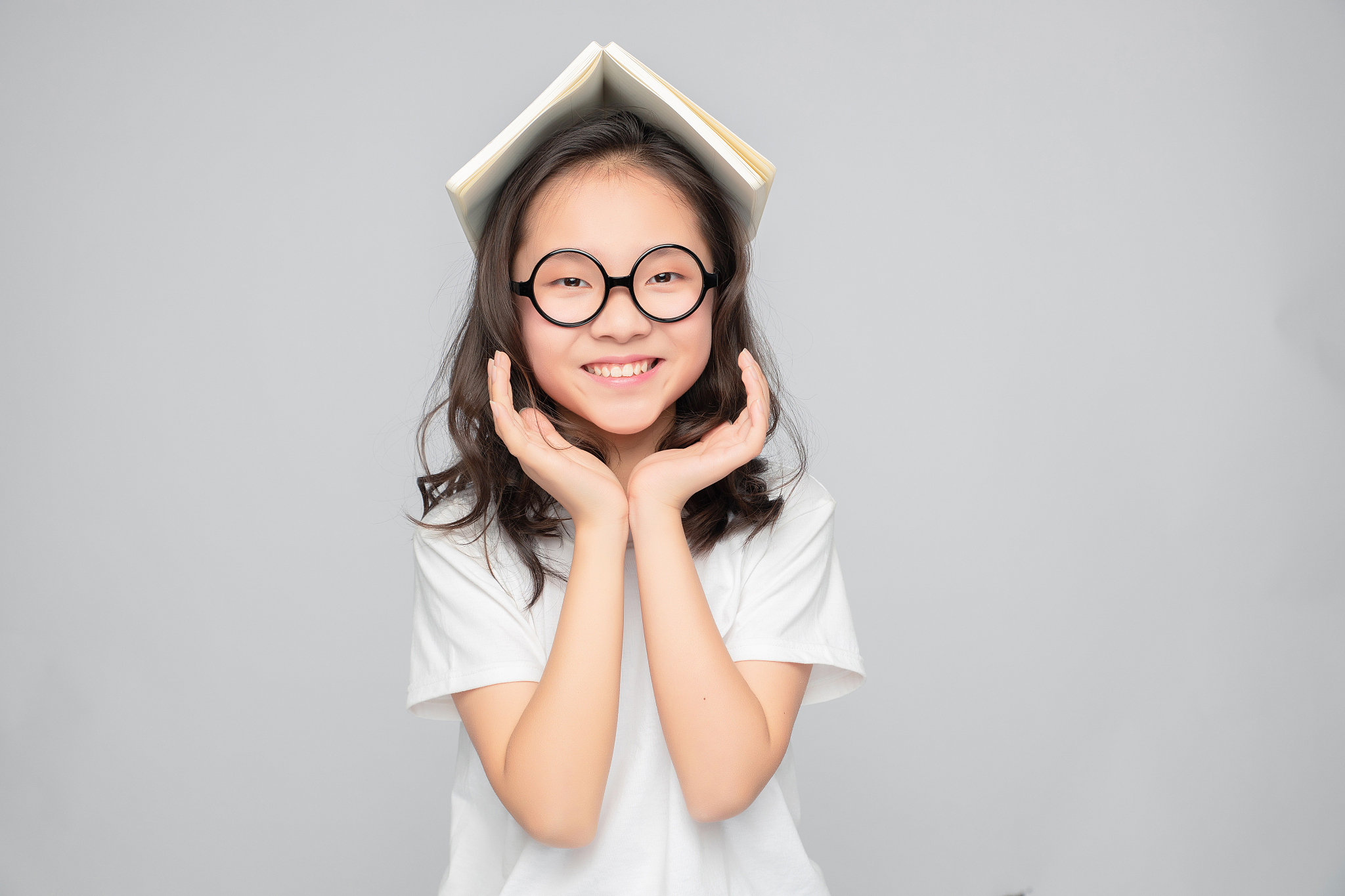 灰色背景里的亚洲小学女生