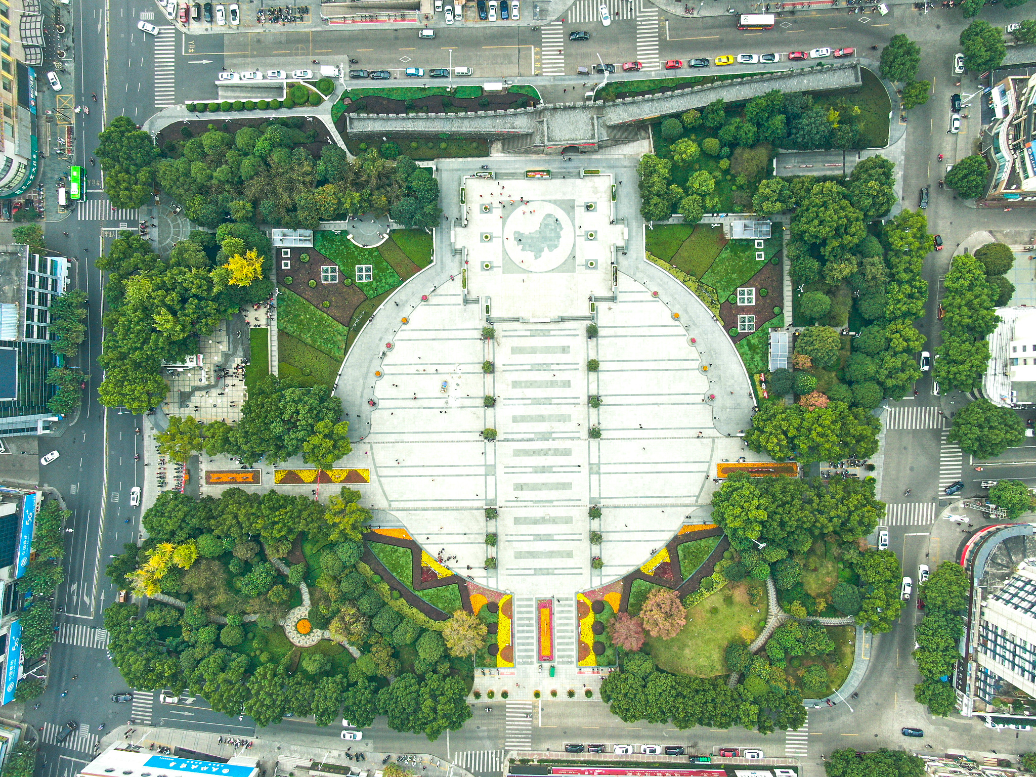 县政府与岭南公司共商广场改造，打造现代化城市景观