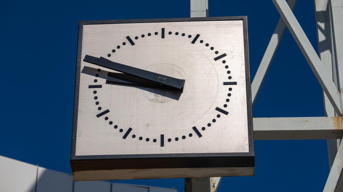 时间的绝对性：含义、争议与相对论