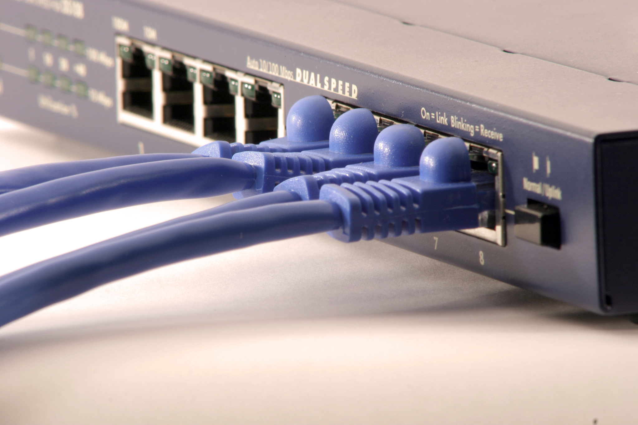 快速以太网100BASE-T4采用的传输介质为 。 3类UTP 5类UTP 光纤 网轴电缆