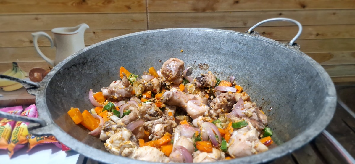 柴火鸡：传统中国美味，香气四溢，外脆内嫩