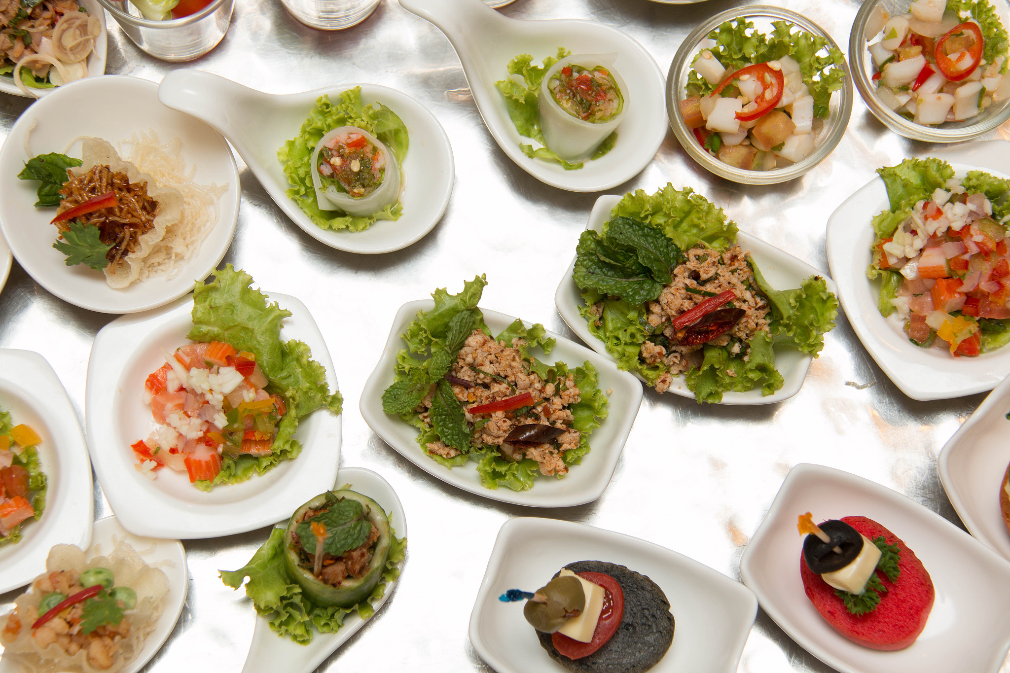 500元左右围餐菜单列8个用250字帮我详细描述