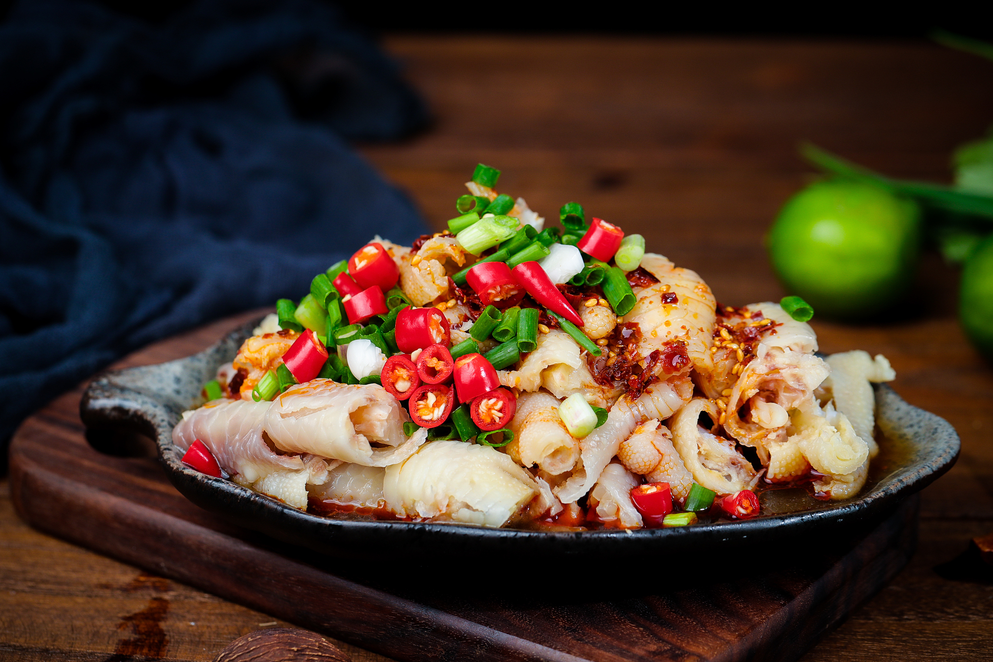 请根据以下模板写一份相似的文案描述更有画面感和诱惑力文字数量大致相同：鸡腿不要炖着吃了今天我们用它来做凉拌菜夏日来上一口别提有爽了酸爽香辣巨过瘾简单拌一拌就能搞定鸡腿煮熟后撕成小块虾仁含有20的蛋白质蒜末小米辣香菜柠檬调味好吃的关键就是这个凉拌汁这样凉拌汁所用酱油都是采用非脱脂黄豆酿造的你甚至可以用它来拌虾拌鸡爪味道同样美味可口酸酸辣辣的这天气吃起来超清爽真的好好吃