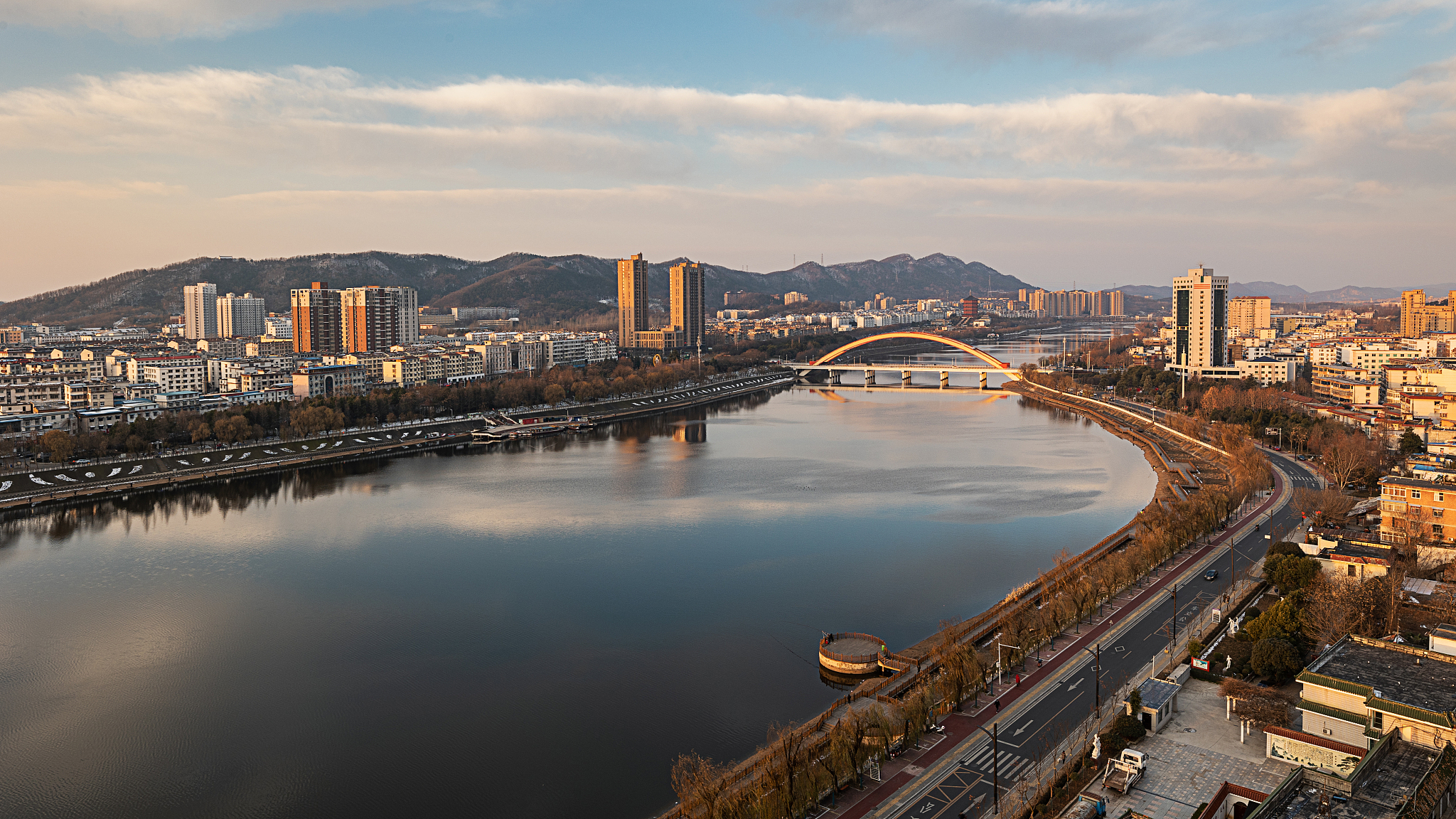 河南省信阳市城市天际线日出风光