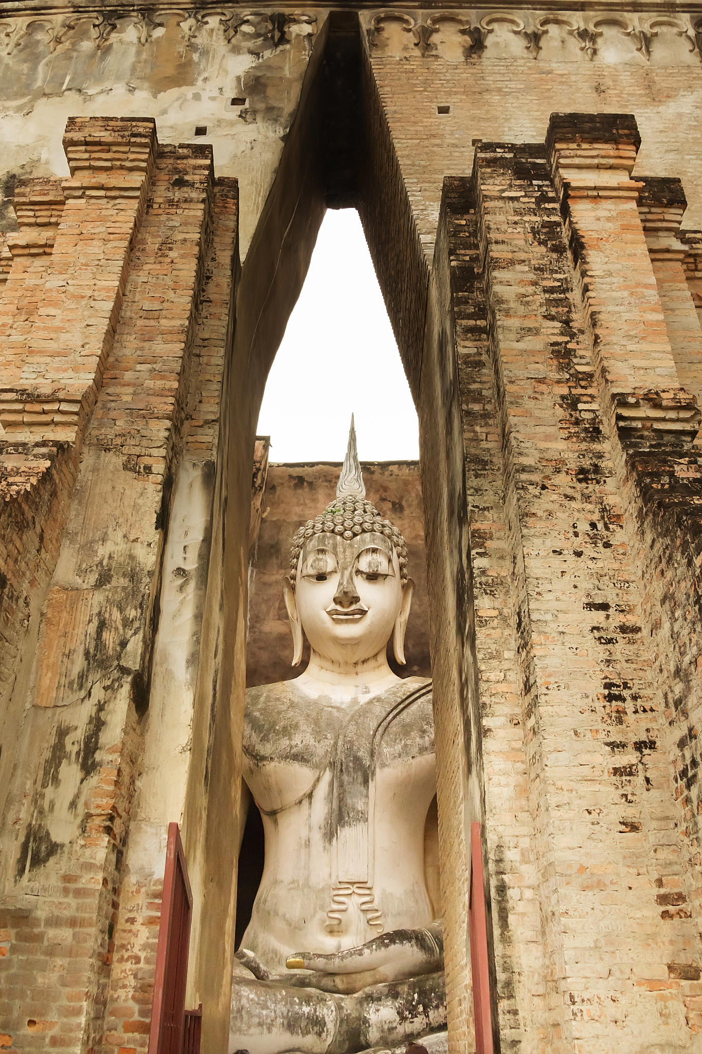 the big buddha phra achana in wat si chum