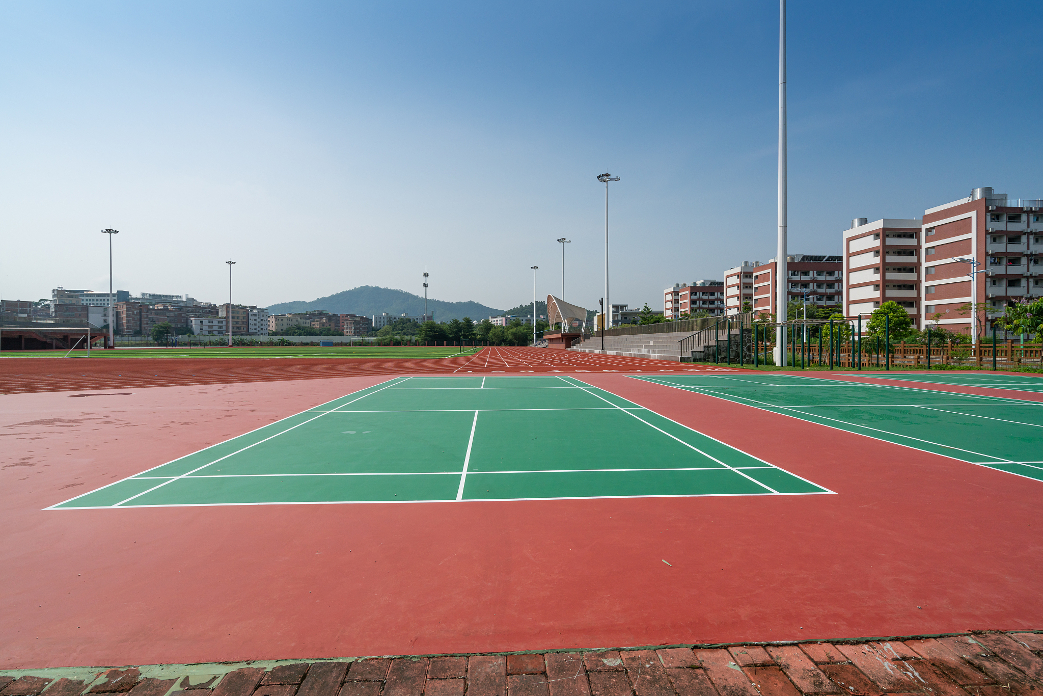 学校操场特征分析：面积、材质、设施、安全、活动