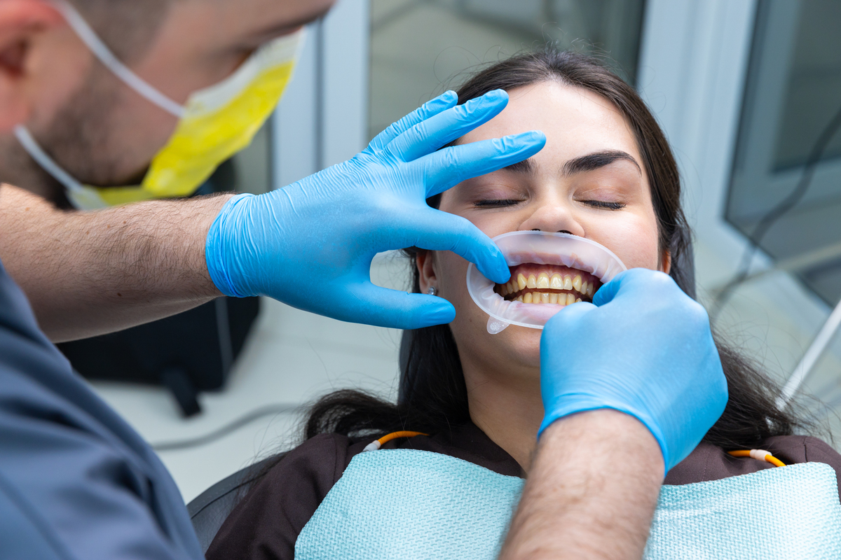 我们做口腔的主要是解决病人口腔问题的 文章要有生动有趣的题目内容也要生动有趣然后段落中有体现出对老人悉心照顾也有对小朋友无微不至充分体现人文关怀方面还要描述疫情三年期间积极参与核酸采集和疫苗接种等活动还有参加行业内等比赛体现我们的无所不能的那种。