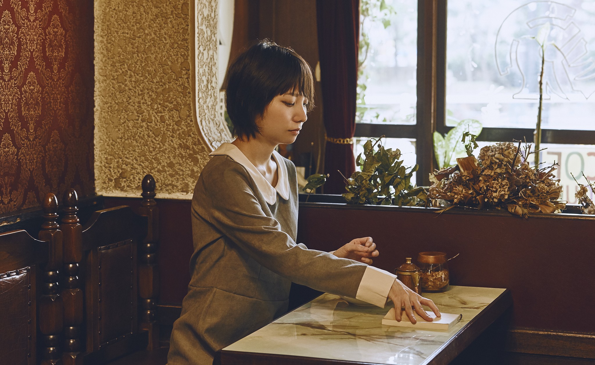 根據以下內容用日文寫一封信比我在遠方的情人

我本身打算去買一張同一款式的梳化, 讓我們在不同的空間又可以睡在相同的世界裏, 再在相同的梳化細味著傷痛的往事. 很記得我們在那張梳化上的日子. 感覺是充滿著回憶與幸福的