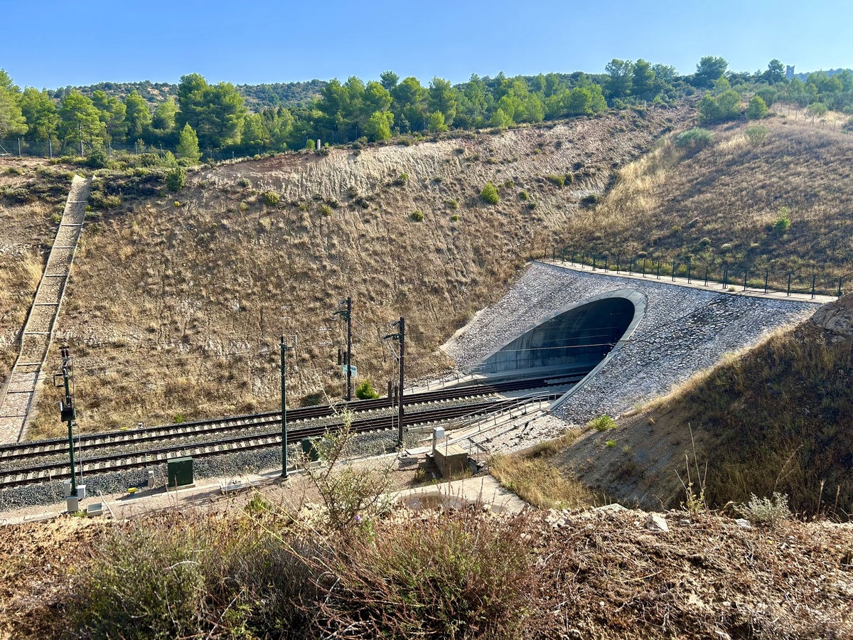 新建成的张家口-唐山铁路从张家口孔家站出发经宣化赤城丰宁承德遵化丰润经过一系列的交通工具经过一系列的交通工具。从唐山到曹妃甸这条铁路的长度是五百五十三公里总投资三百八十三点八亿。在该工点路堤的左面设置一支臂挡墙在挡墙底部设置一根 CFG桩每根桩距15米呈矩形排列桩长12米。扶壁式路堤在左面设置挡墙用于坡面的收集。因该路线左方为汤曹高速公路若不采用扶壁式挡土措施将占用汤曹高速公路的排水管道故需在其左