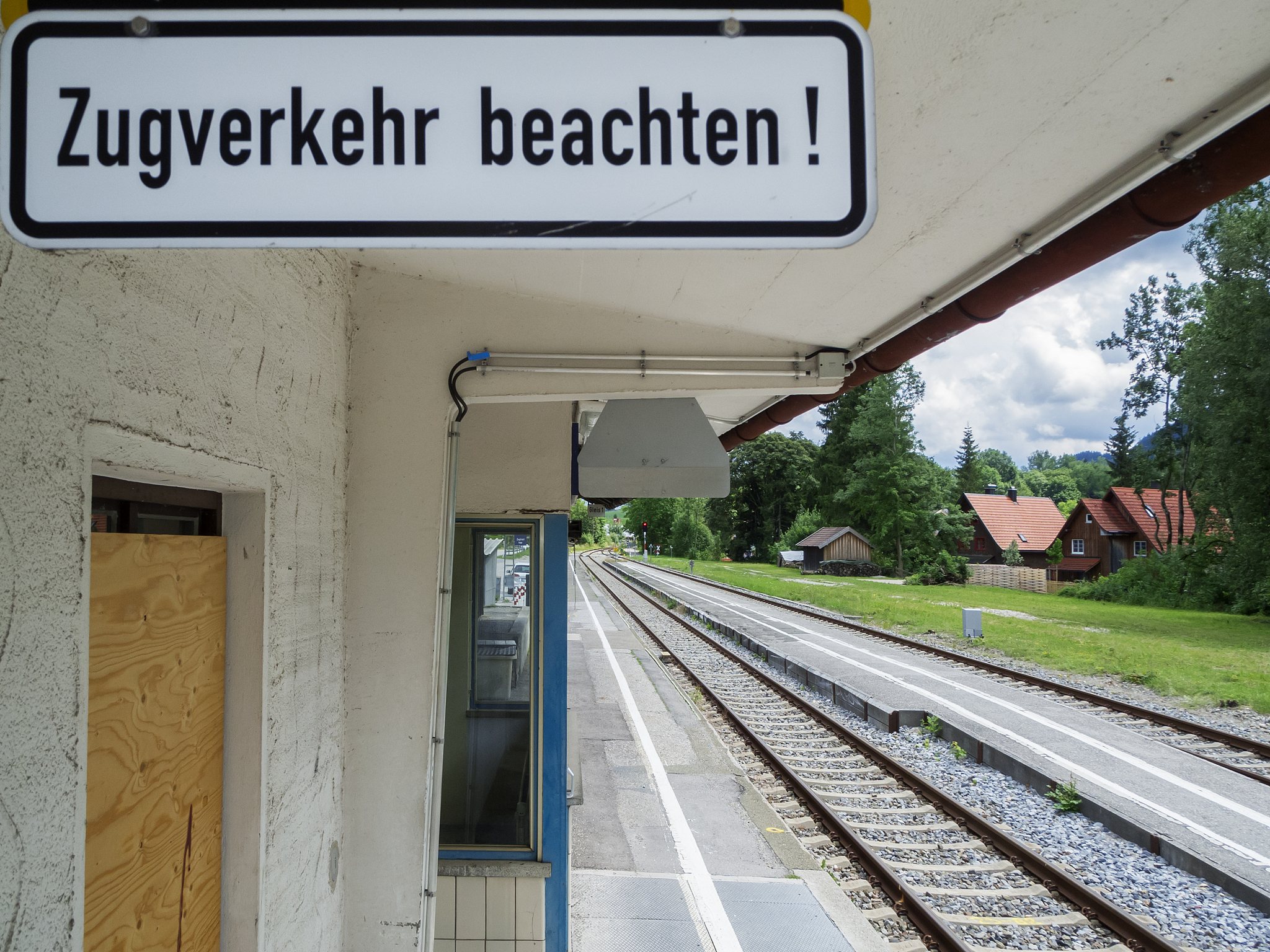 用Excuse me、get to、station、far away、or、taxi、young、man写篇6岁小学生的英文日记