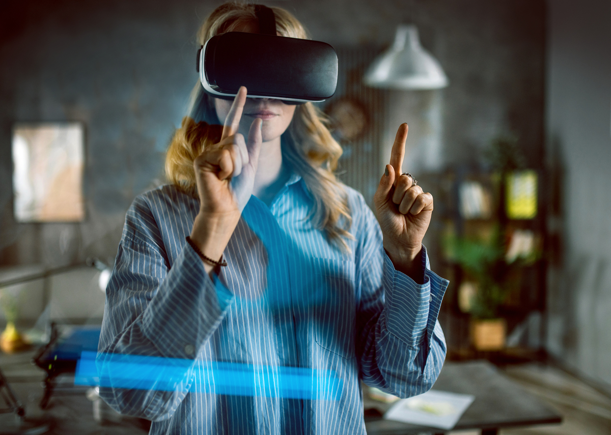 增强现实技术AR的字面解释就是现实被增强了。增 强 现 实 技 术AR是 一 种 将 真 实 世 界 信 息 和 虚 拟世 界 信 息 无 缝 集 成 的 3D 新 技 术 是 把 原 本 在 现 实 世界 的 一 定 时 间 空 间 范 围 内 很 难 体 验 到 的 实 体 信 息 视 觉信 息 、声 音 、味 道 、触 觉 等通 过 电 脑 等 科 学 技 术 模 拟 仿真 后 再 叠 加