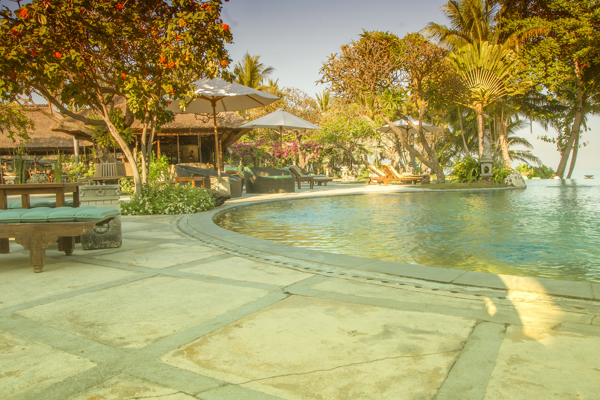 写一首表达宁静情绪的中文电子歌曲歌曲表达的主题为反叛歌词结构为verse1、verse2、Pre-Chorus1、chorus1、chorus2、verse3、verse4、chorus3、Bridge1、chorus4并确保chorus1、chorus2、chorus3、chorus4、verse5、Pre-Chorus2、chorus5、Bridge2、歌词不重复每段歌词结尾使用中文zhene