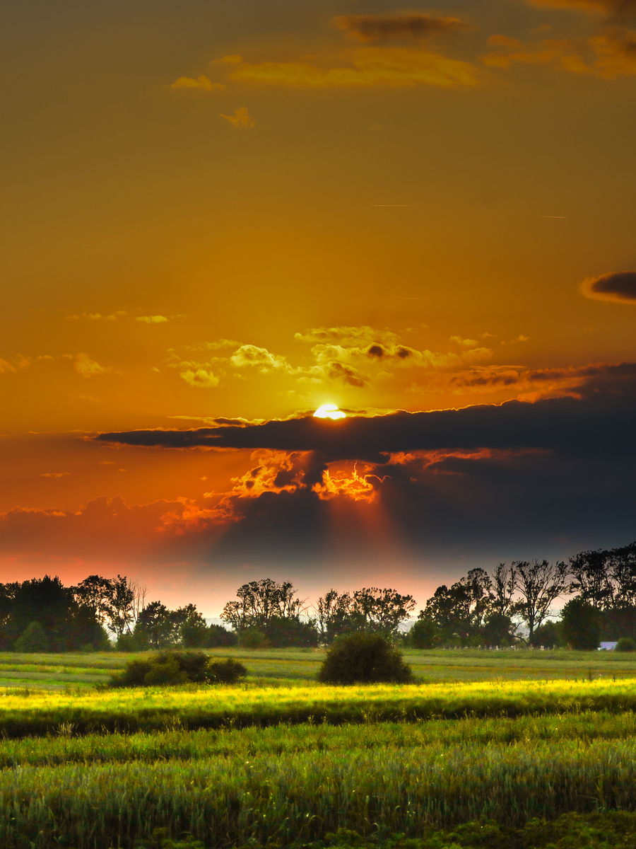 夕阳西下，晚霞如画 - 一幅壮丽的自然景象