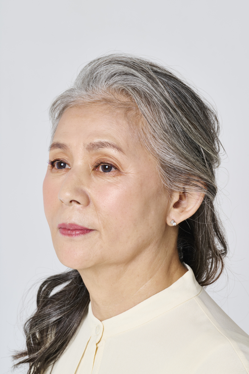 请描写一位65岁身体硬朗善良慈祥的老婆婆外貌