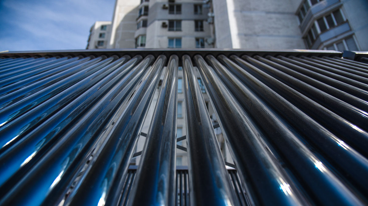 《检索分析报告》课题对太阳能跟踪器进行调研并就下列问题进行分析但不限于下列问题的范围完成一份课题的分析报告。课题的发展现状是什么？课题在国内的核心研究人员是谁？核心研究机构有哪些？本课题的论文作者都向哪些期刊投稿？本课题的研究都涉及到哪些交叉学科？可能涉及的新的研究方法和思路有哪些？必须有参考文献并按照GBT 7714—2015的要求进行著录因素一：制定规范的检索式可在相应的数据库中验证		要写明