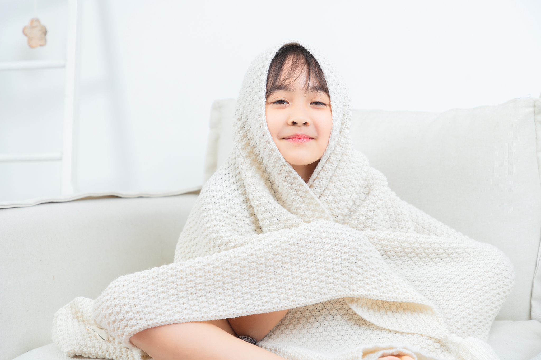 沙发上玩耍的亚洲小女孩