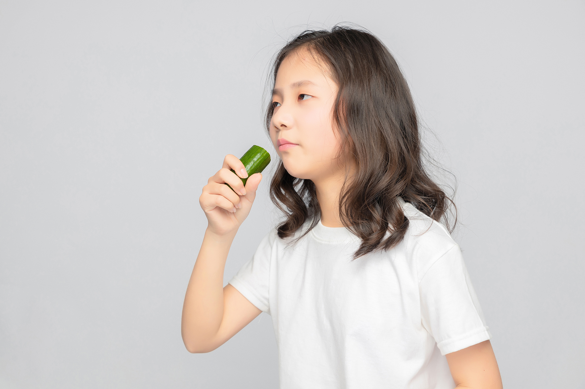 灰色背景里的亚洲小学女生