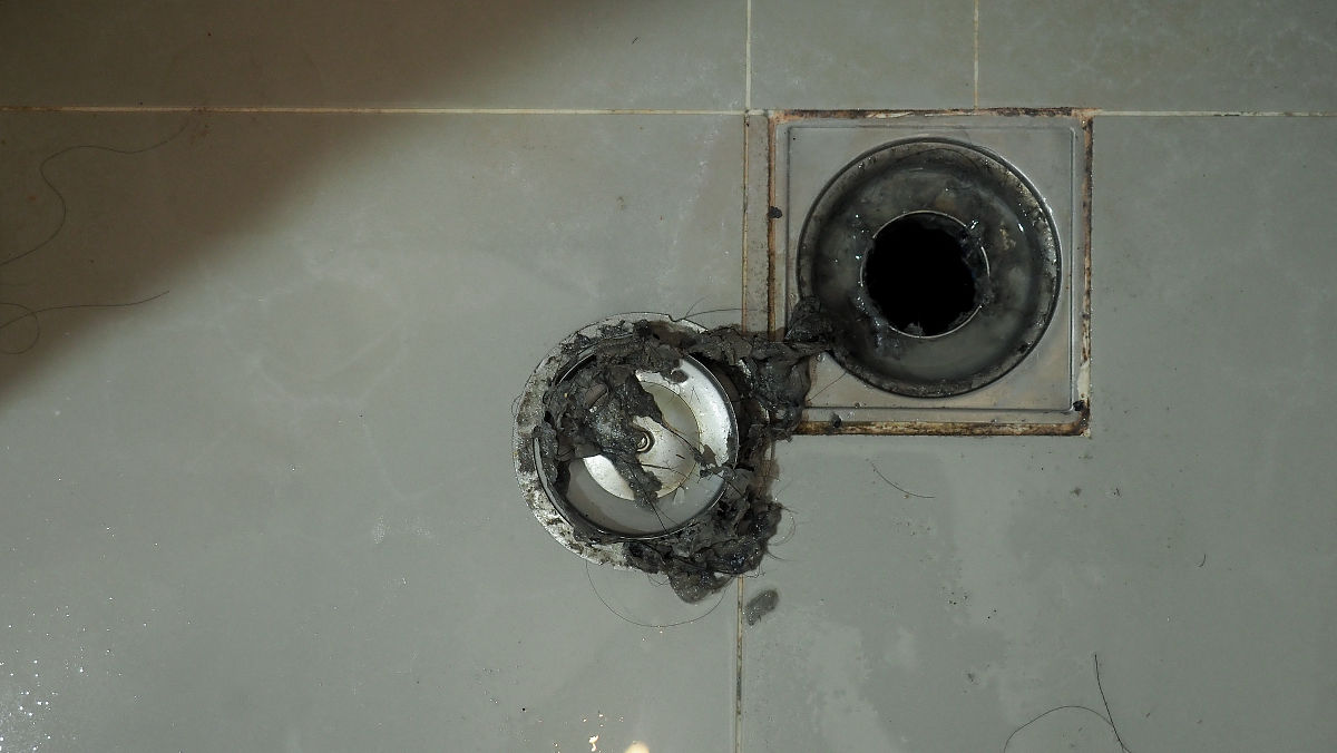 家里的燃气排烟洞口有点大可以用普通水泥堵吗