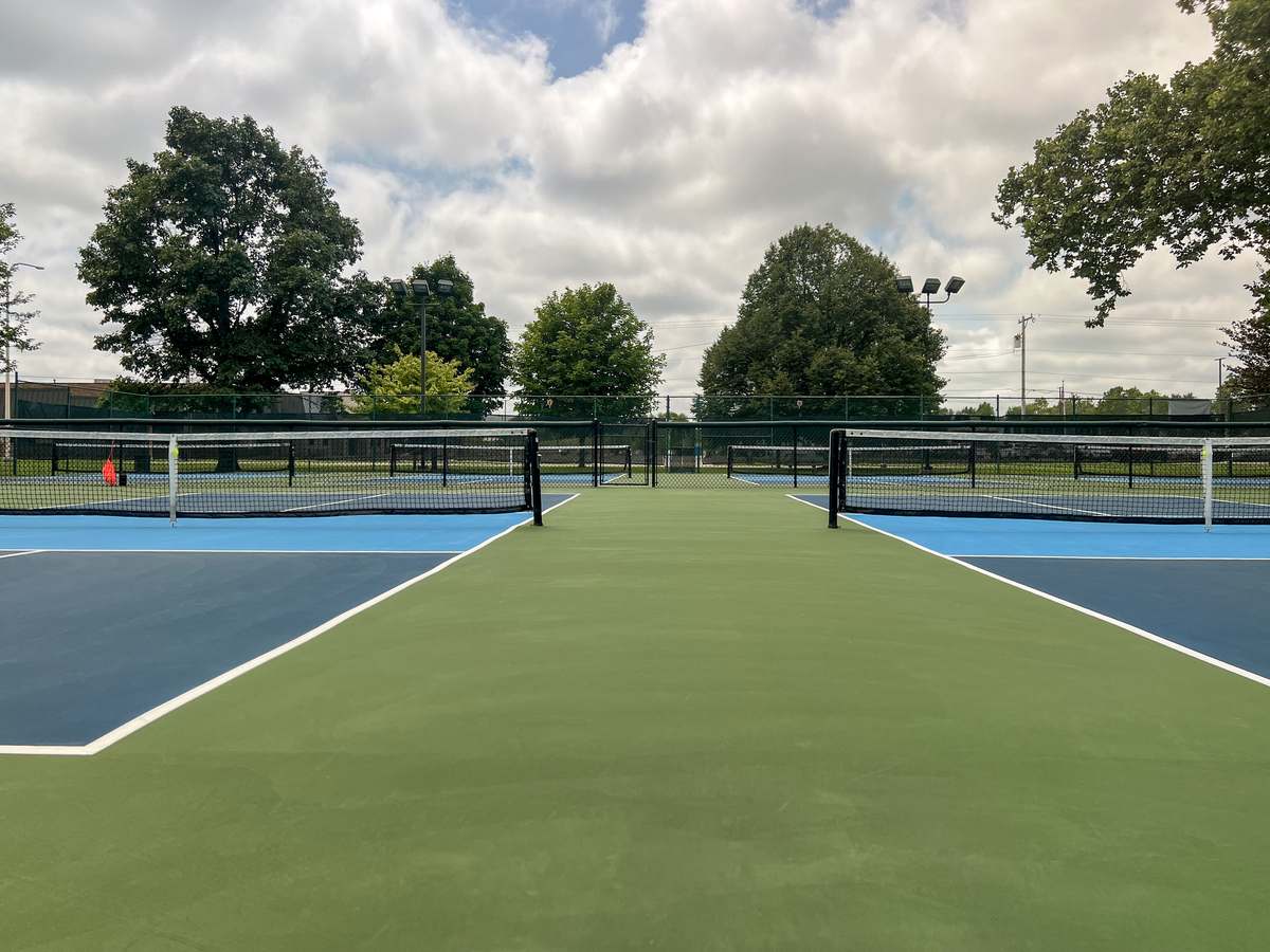 你是一个优秀的仿写文案优秀者公园内健身步道环绕健身广场星罗棋布设有篮球场、足球场、网球场、羽毛球场、排球场、气排球场等场馆设施配套停车位400余个。请帮我按照这段文案仿写7段意思相近文案不同的短视频文案要求不改变其主要内容