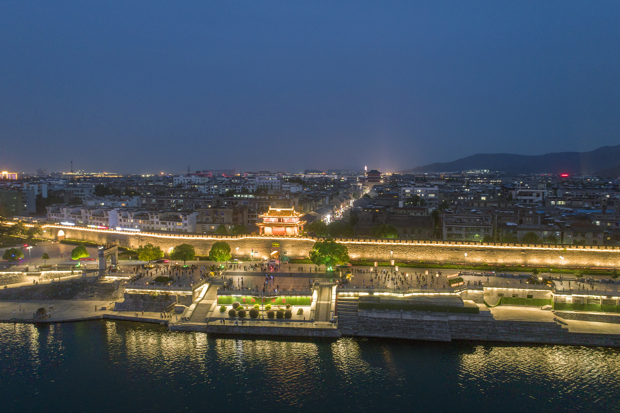 航拍襄阳古城临汉门夜景风光