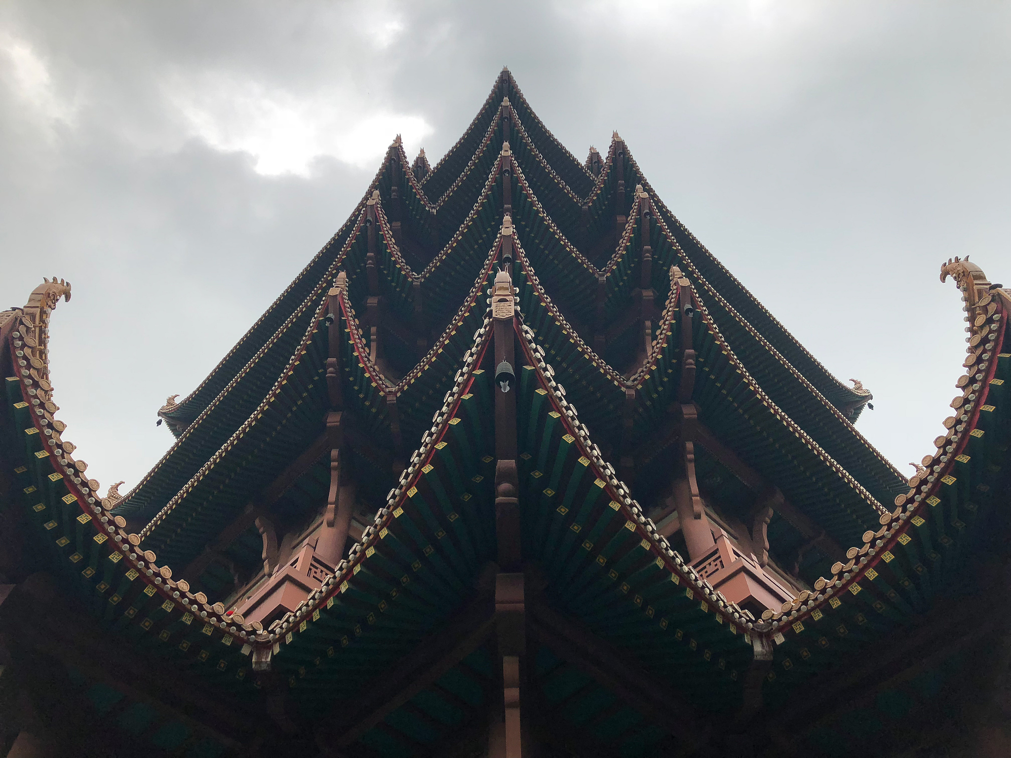 楼阁万椽：形容气势恢宏的建筑与人物的经典句式