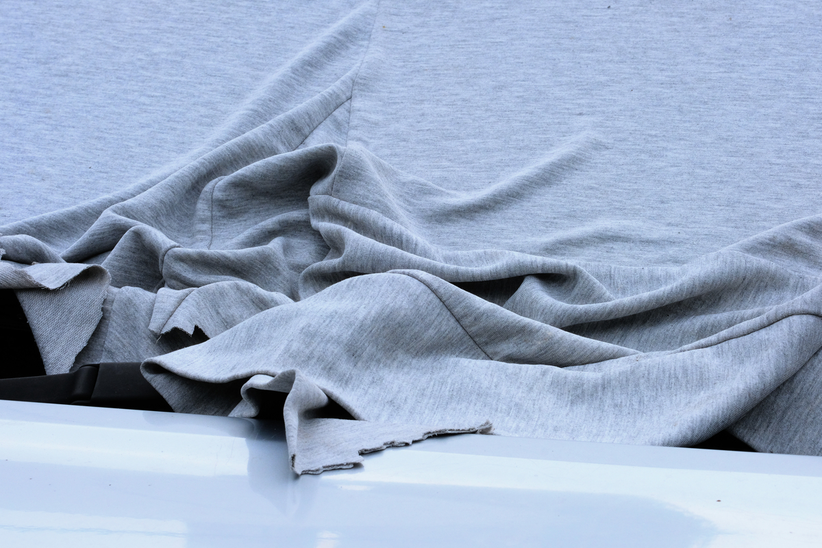 你是一名纺织爱好者请你用中文翻译一下以下文字。Structured garments must usually be dry-cleaned because many different fabrics are used in their construction The outer fabrics lining interfacings and padding may all have slig