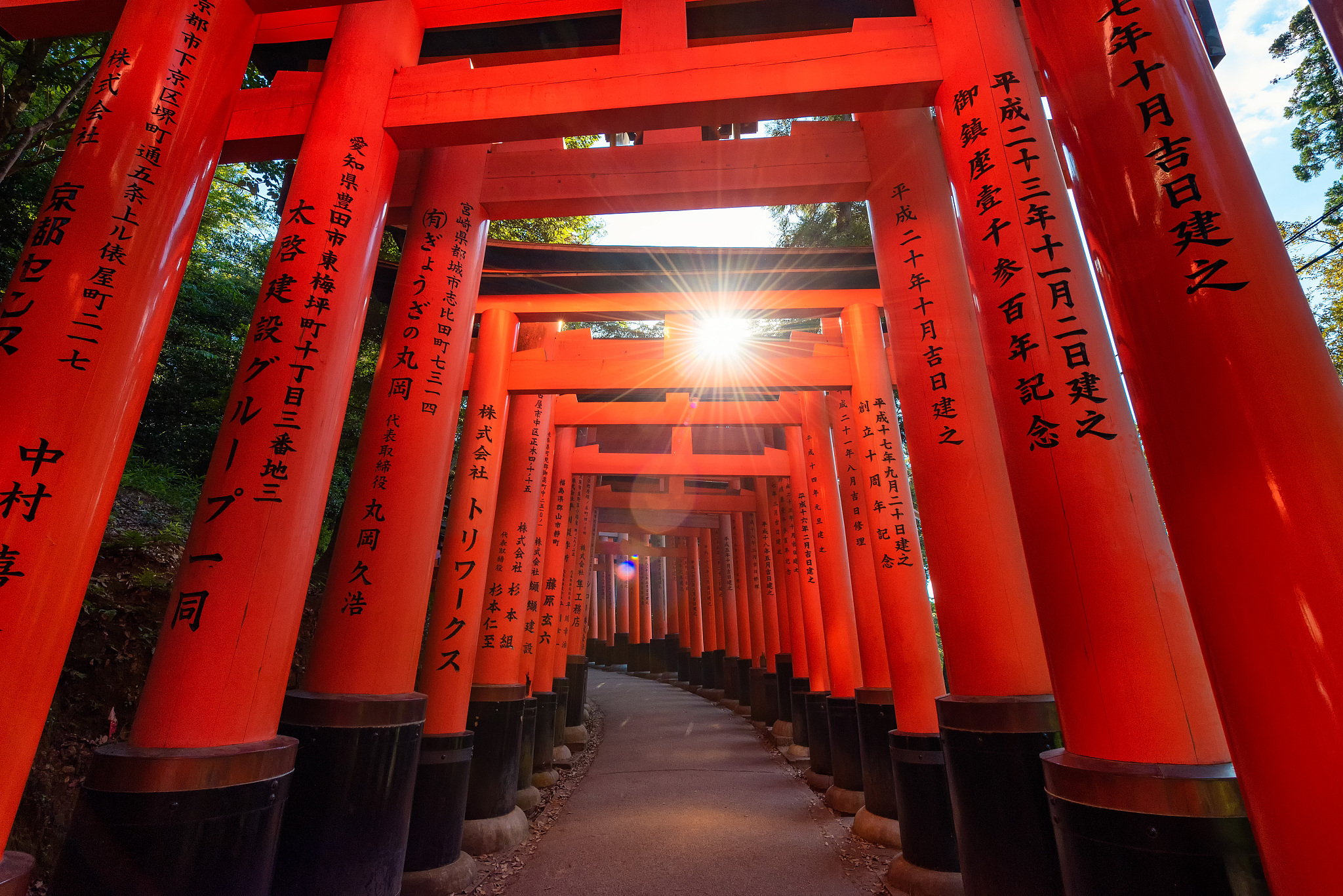请描写一下一座神社里面的样子