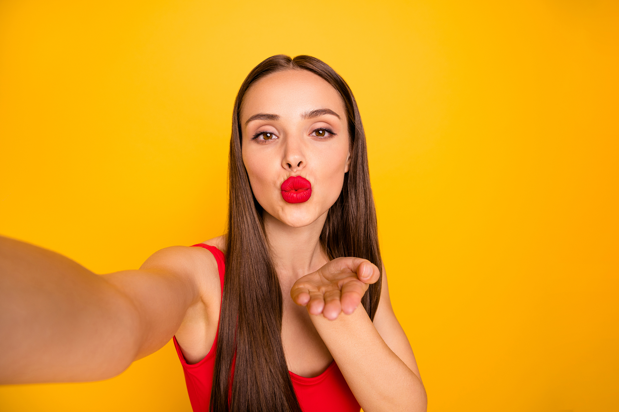 photo of amazing model lady making selfies hold hand send air ki