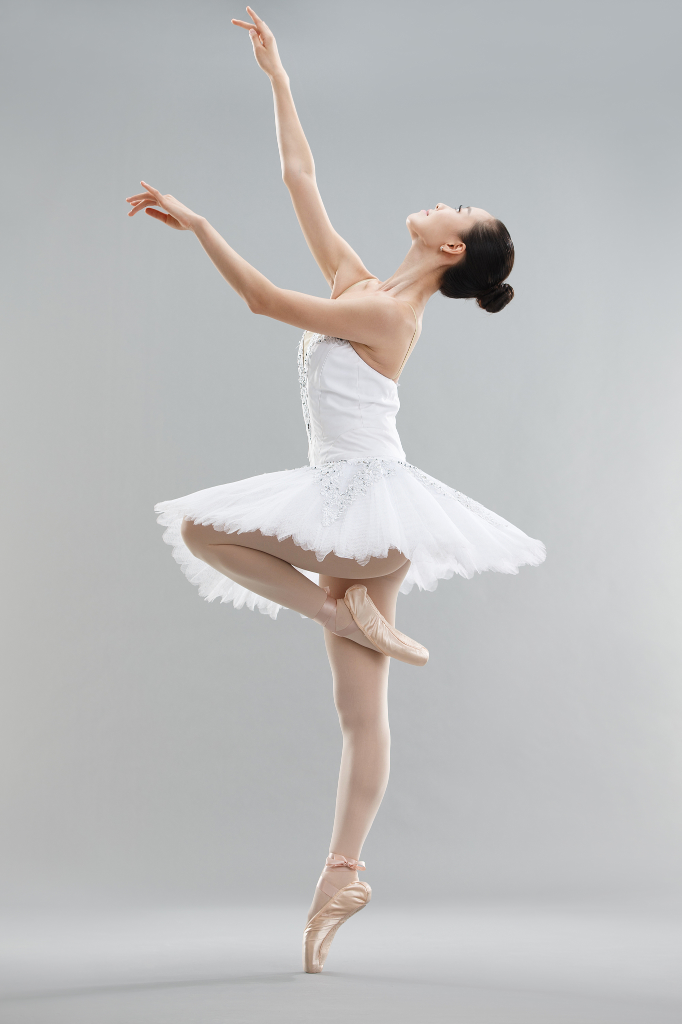 1 舞者的身体技巧与舞蹈动作表现舞者的身体技巧和舞蹈动作表现是芭蕾舞的核心。身体技巧包括柔韧性、力量和平衡能力等方面这些技能是芭蕾舞者必须具备的基本能力。只有通过不断地训练和练习才能够达到完美的舞蹈效果。在表演中舞者需要通过各种动作和姿势来表现角色的情感和性格。例如在《天鹅湖》中天鹅公主需要展现出她的优雅和自由而黑天鹅则需要表现出她的邪恶和自负。舞者通过身体语言来传达这些情感让观众更加深入地理解角