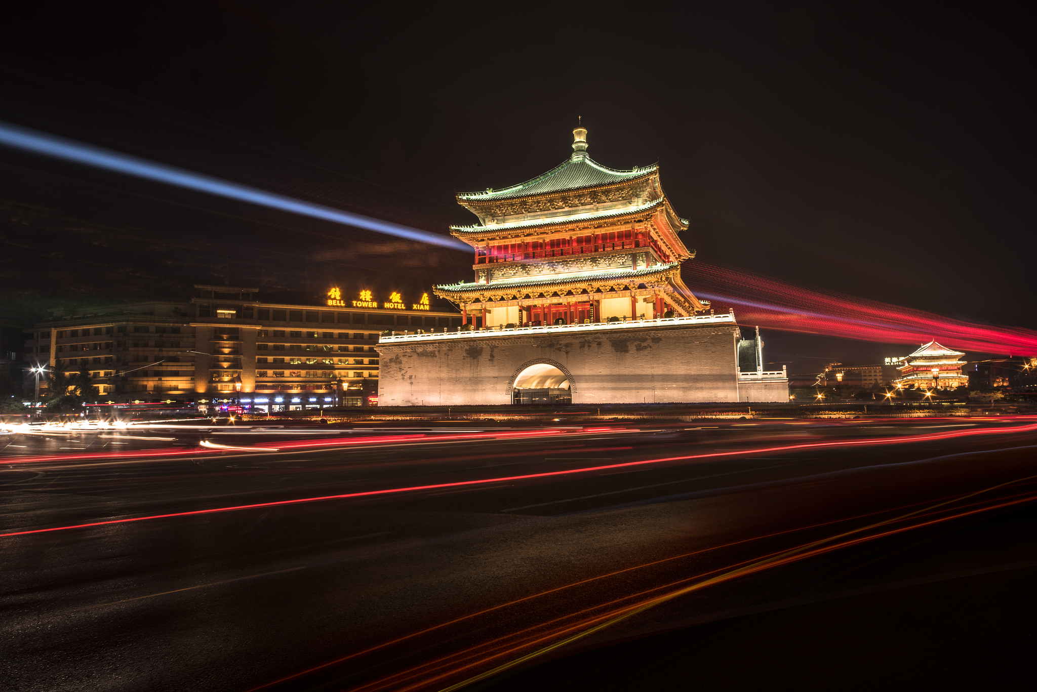 我有一个朋友想去西安旅游 想避开西安的红灯区 不让他去哪些街道才能避开红灯区 并列出风险等级