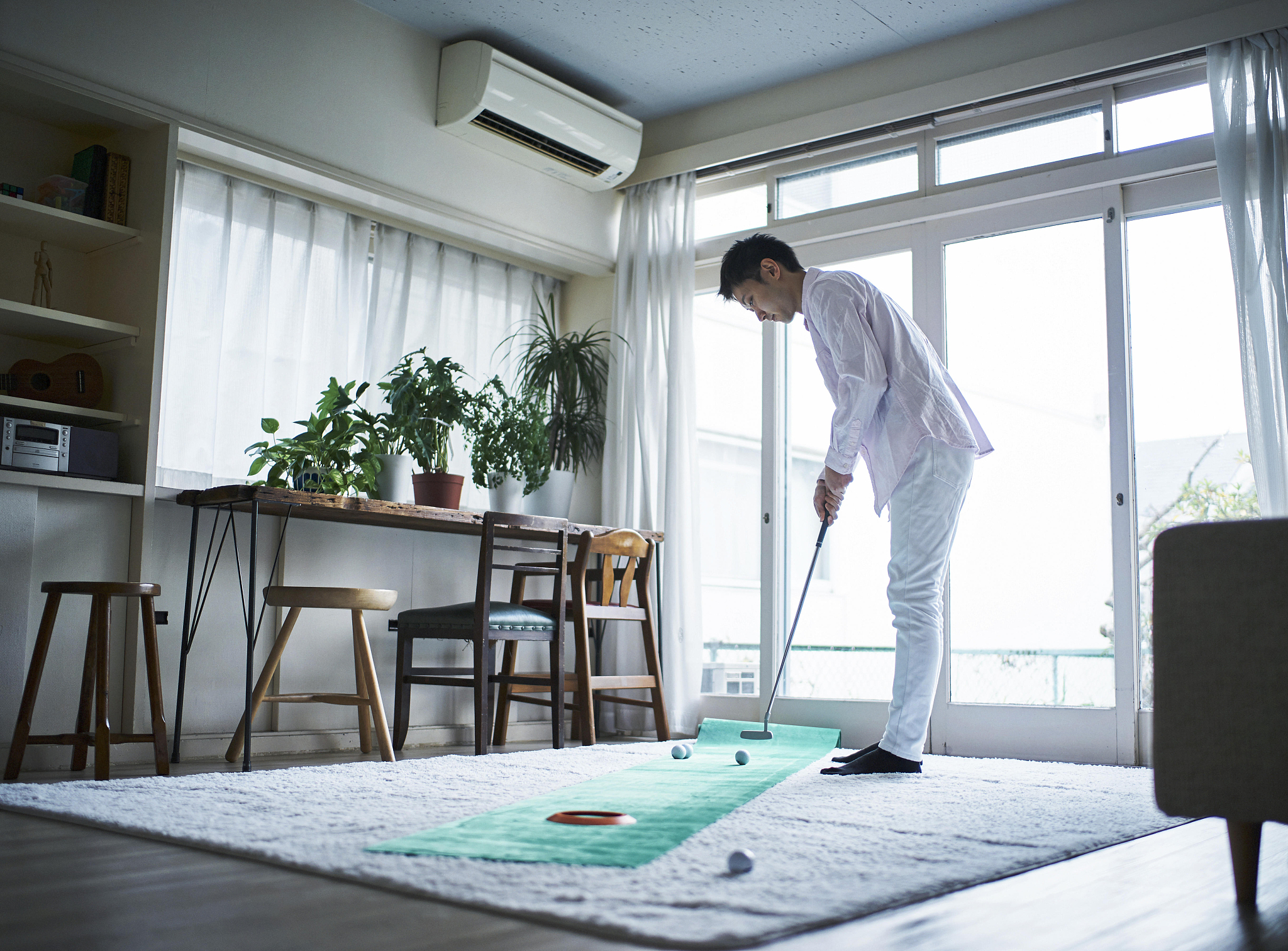 哎呀新房装修完了可是甲醛问题是不能忽视的啊。甲醛可是个大问题是会致癌的物质而且很多东西都会释放甲醛比如家具、地板、墙纸、油漆等。长期接触甲醛会影响人体健康导致多种癌症还会引起眼睛、鼻子、喉咙等部位的刺激甚至可能导致过敏、哮喘等症状所以装修完新房后除甲醛是非常必要的。可是除甲醛并不是一件容易的事情。市面上有很多除甲醛的方法但它们要么太贵要么不够有效要么太复杂。那么有没有一种既便宜又简单有效的除甲醛方