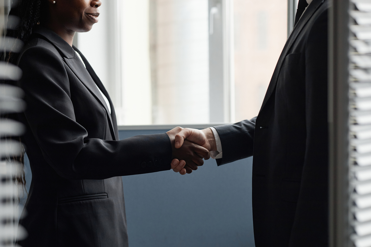 握手礼仪时应避免出现以下哪些情形A双手握手B拍肩握手C戴手套握手D只握手指