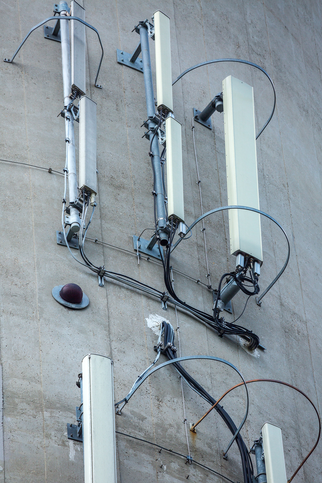 详细介绍下面这段话：一种天线装置其特征在于所述天线装置包括多个天线辐射单元、金属条和壳体所述壳体上包括上表面和多个侧面；所述金属条设置于所述壳体的内部所述壳体的上表面与金属条的一端连接；所述多个天线辐射单元以所述金属条为中心对称设置于所述壳体的多个侧面上。