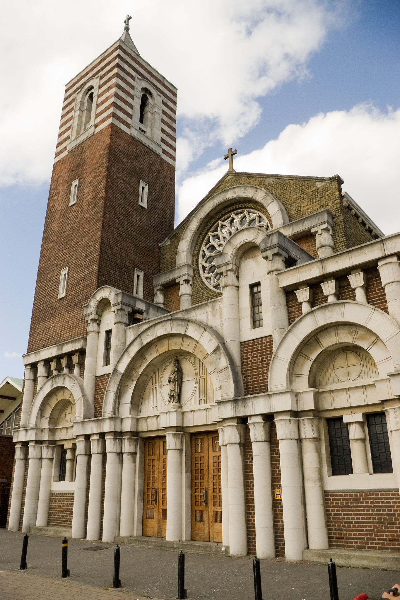 what are differences between church and cathedral