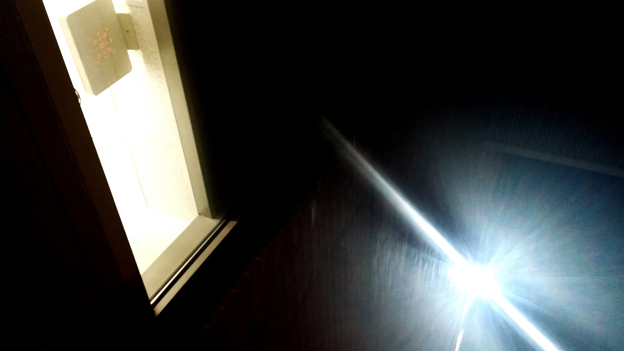 夜间关灯视频出现一束光很快飞过去有时有有时没什么原因